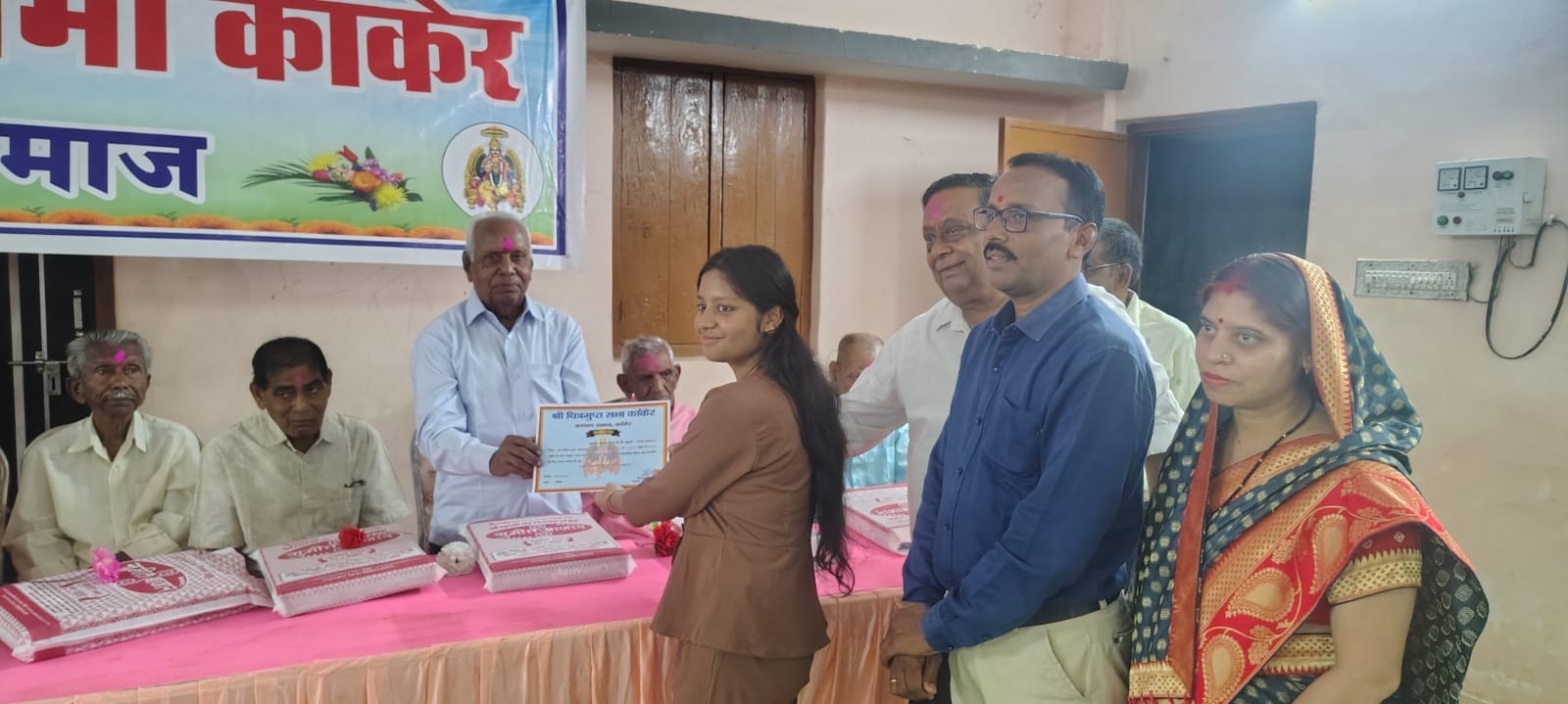 CBSE दसवीं बोर्ड में कायस्थ समाज का नाम रौशन करने वाली चांदनी का सम्मान