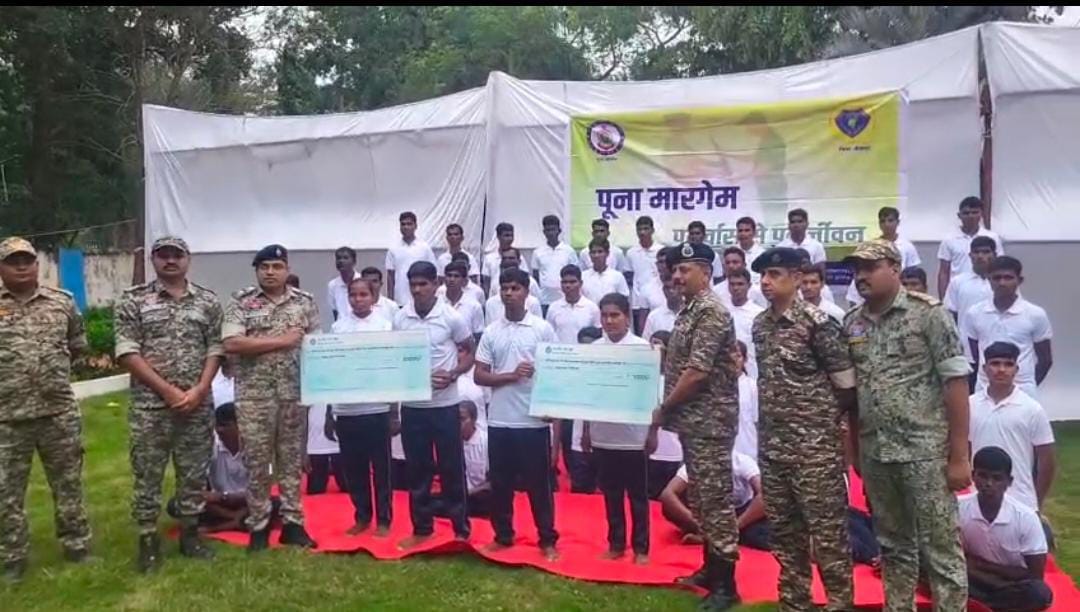 कांकेर के बाद बीजापुर में नक्सलियों का आत्म समर्पण, 51 नक्सलियों ने छोड़ा हिंसा का रास्ता