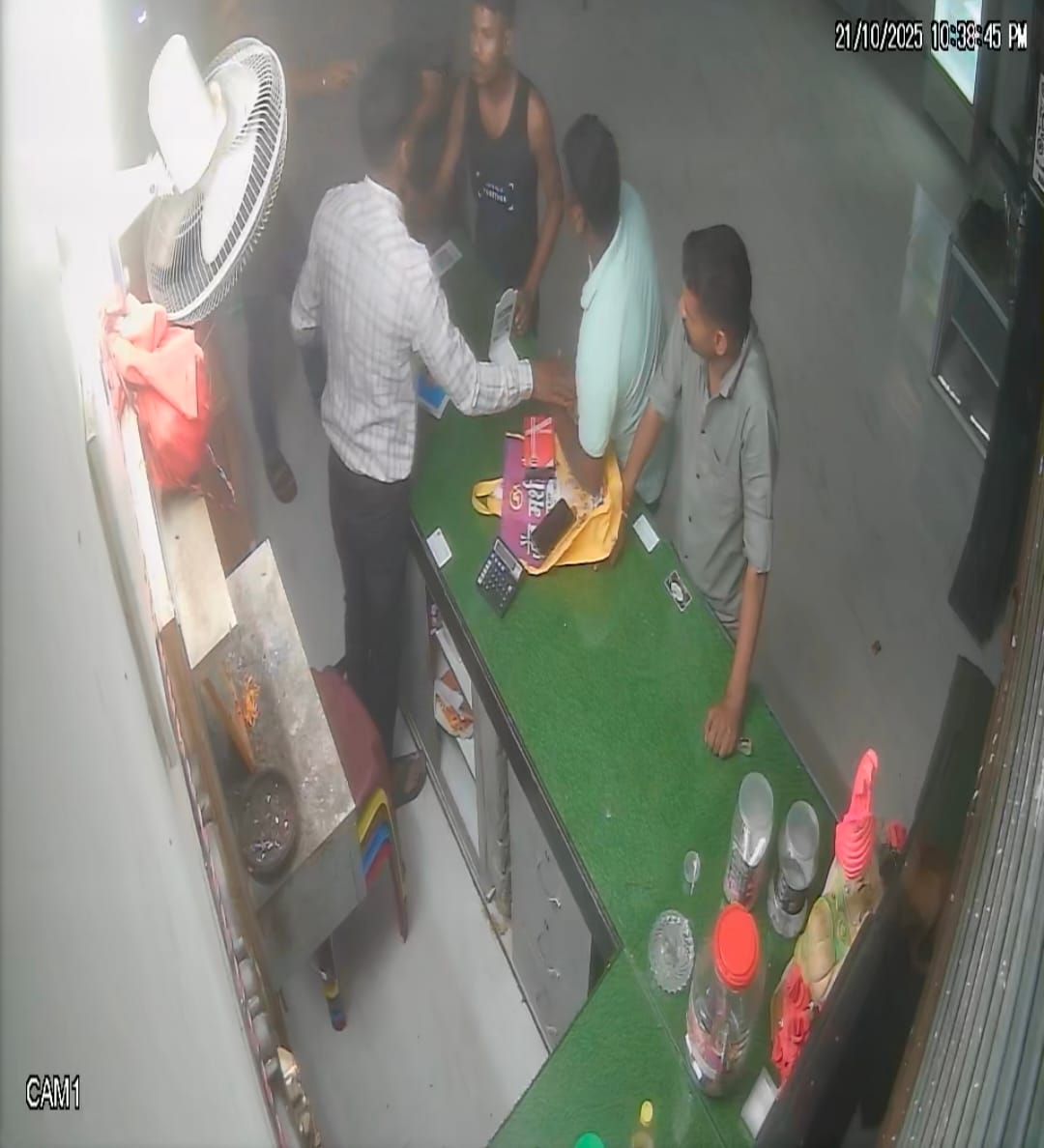 ढाबा कर्मचारियों से जेल प्रहरी ने अपने साथियों के साथ मिलकर की मारपीट,देखिए वायरल वीडियो