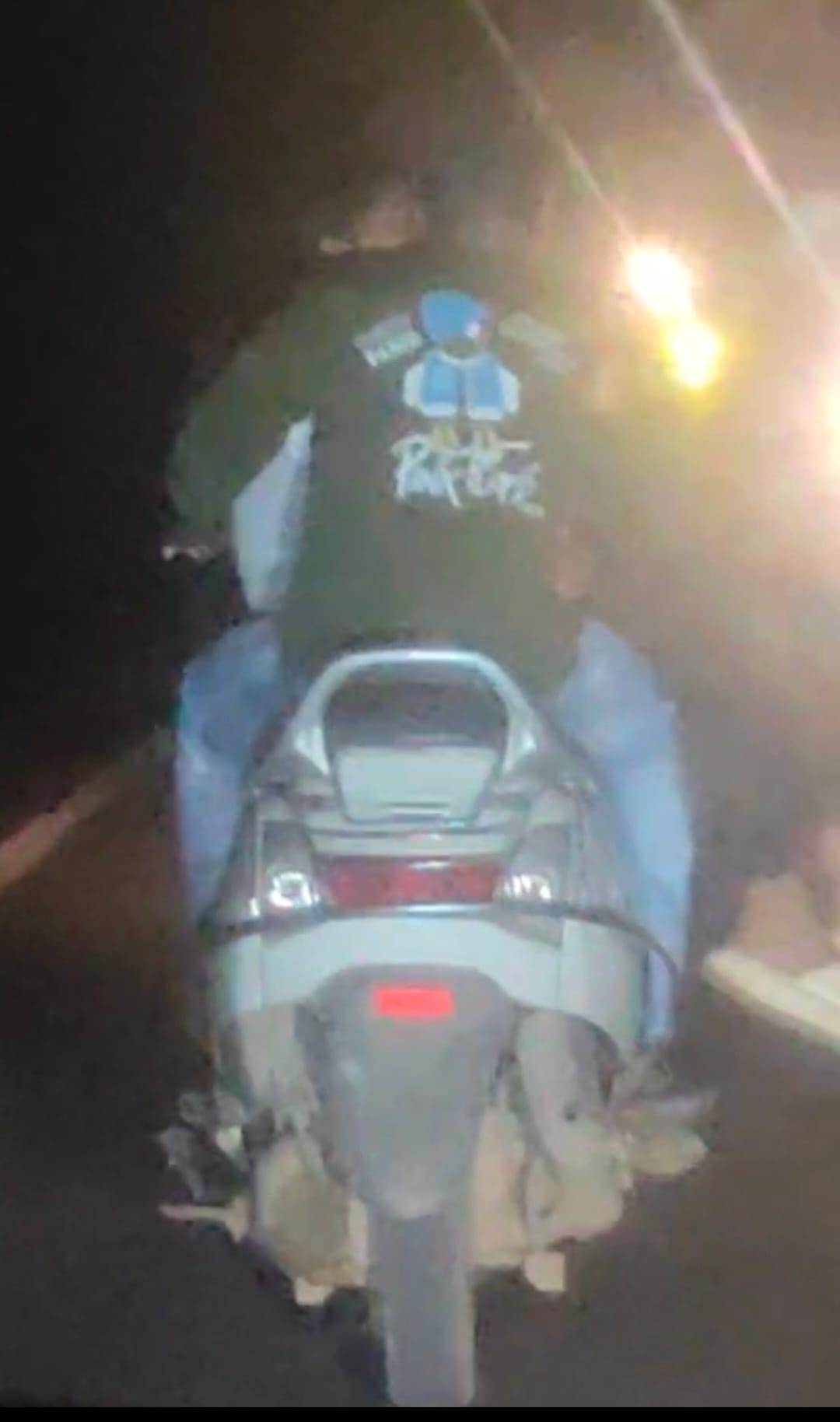 शहर की सड़को पर स्कूटी में रोमांस, बेशर्मी की हदें पार,सोशल मीडिया में वीडियो वायरल ,देखिए वीडियो