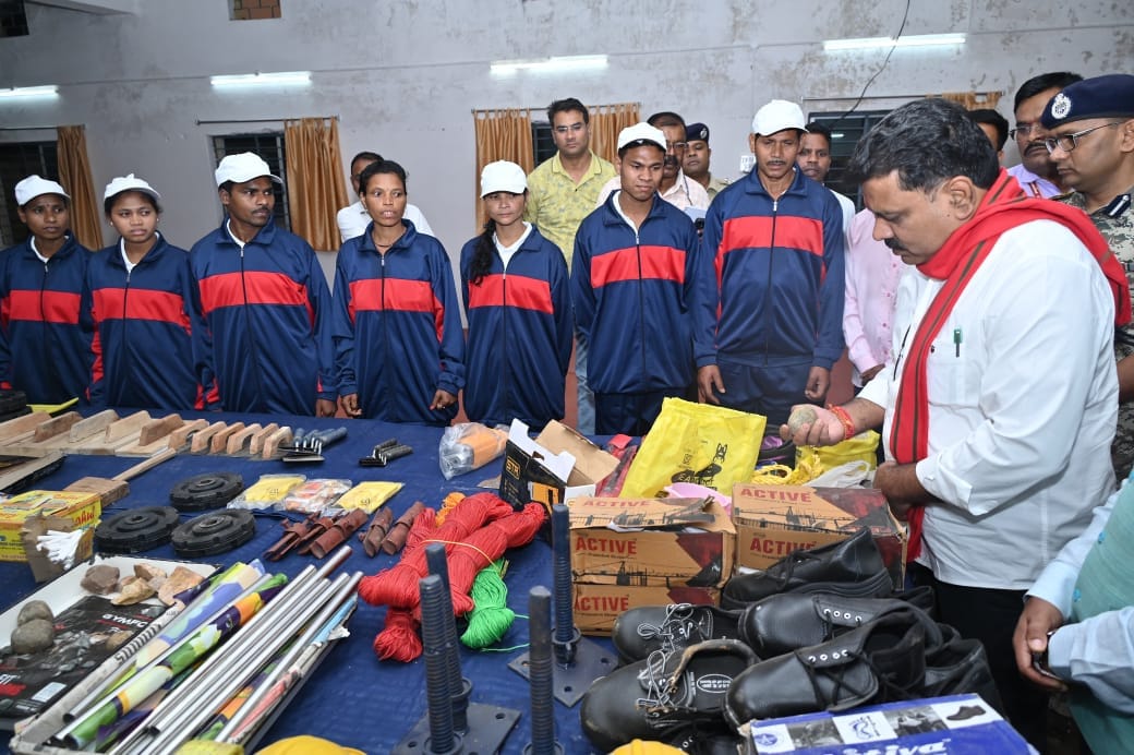 आत्म समर्पण कर चुके पूर्व नक्सलियों ने बनेंगे आधार कार्ड, आयुष्मान कार्ड, गृहमंत्री ने दिए निर्देश