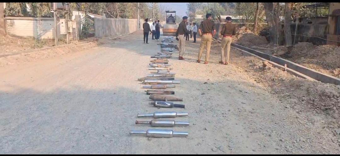 मॉडिफाइड साइलेंसर पर चला यातायात पुलिस का बुलडोजर, नियमों का उल्लंघन करने वालों को कड़ी चेतावनी