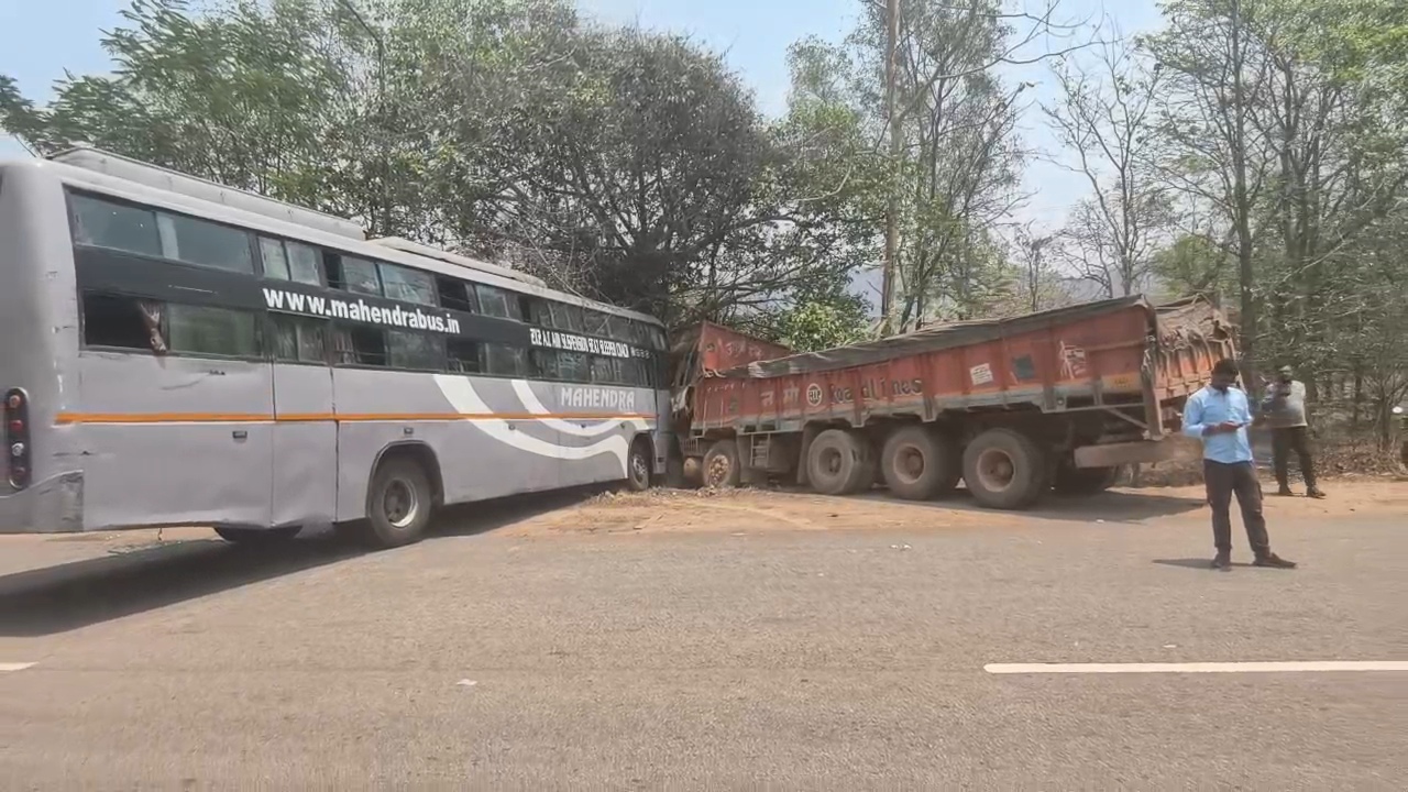 रफ्तार बेलगाम, बस और ट्रक में जबरदस्त भिड़ंत, 7 यात्री घायल