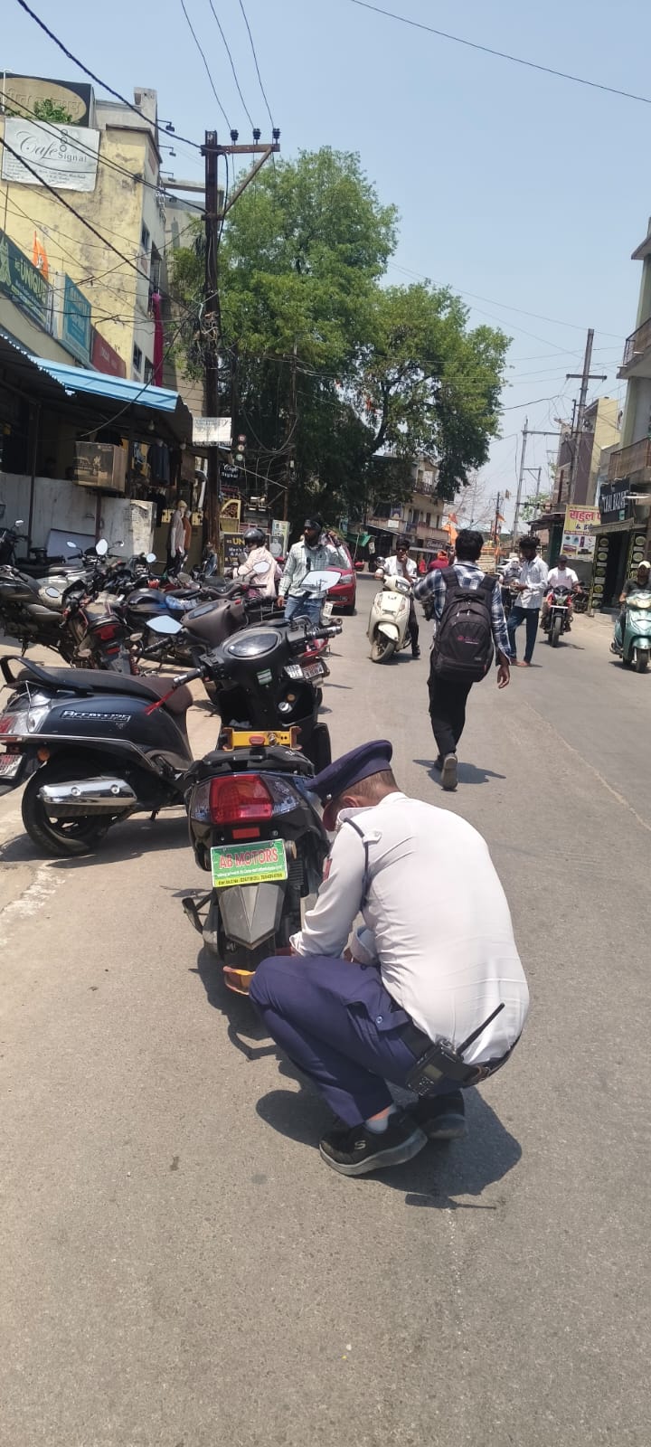 बीच सड़क पर  स्कूटी और बाइक पार्क करने वालो को यातायात पुलिस ने सिखाया सबक, कटा चालान