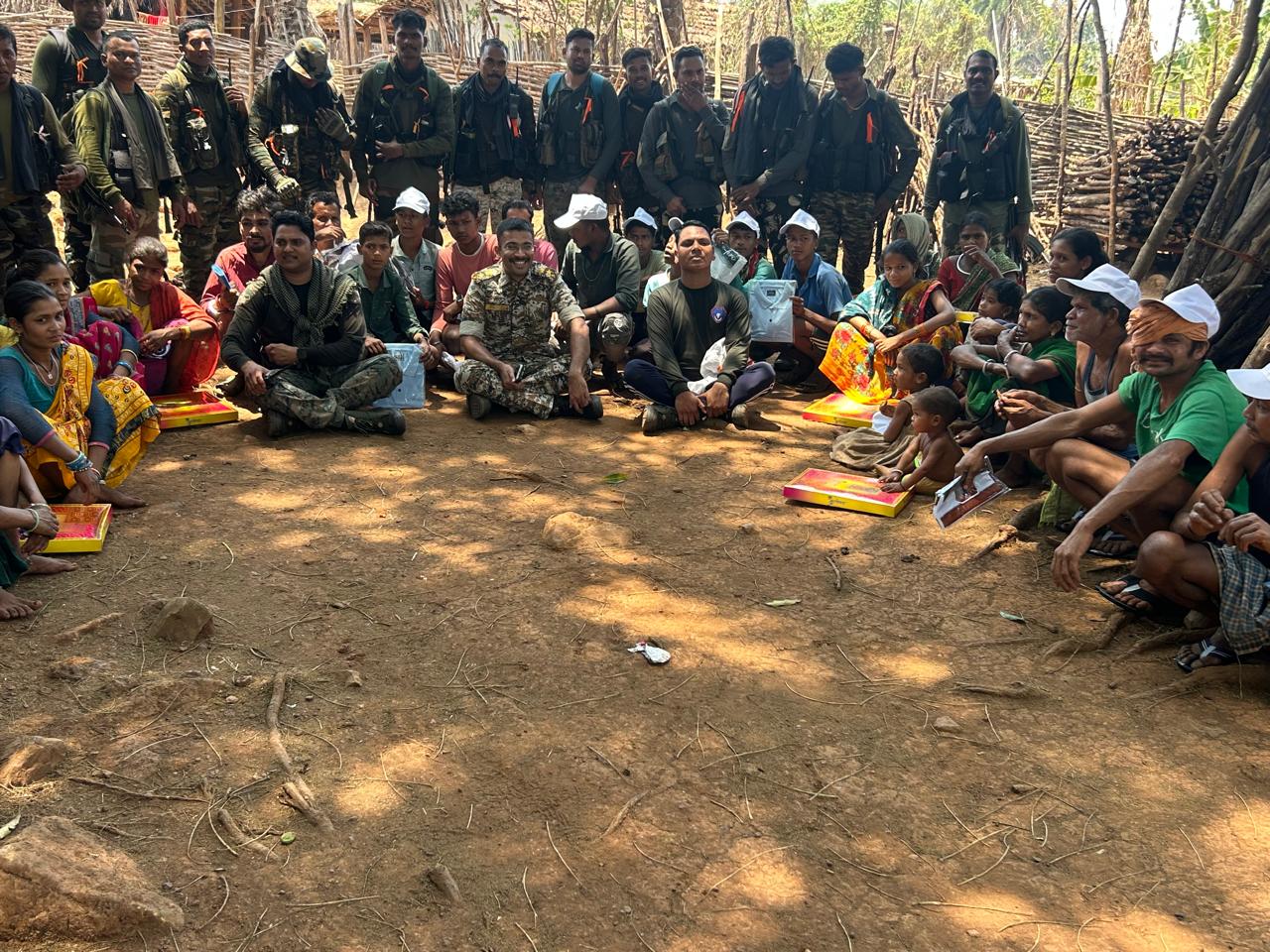 माड़ इलाके में पहुंचे कांकेर एसपी, ग्रामीणों के साथ जमीन पर बैठकर सुनी समस्या,