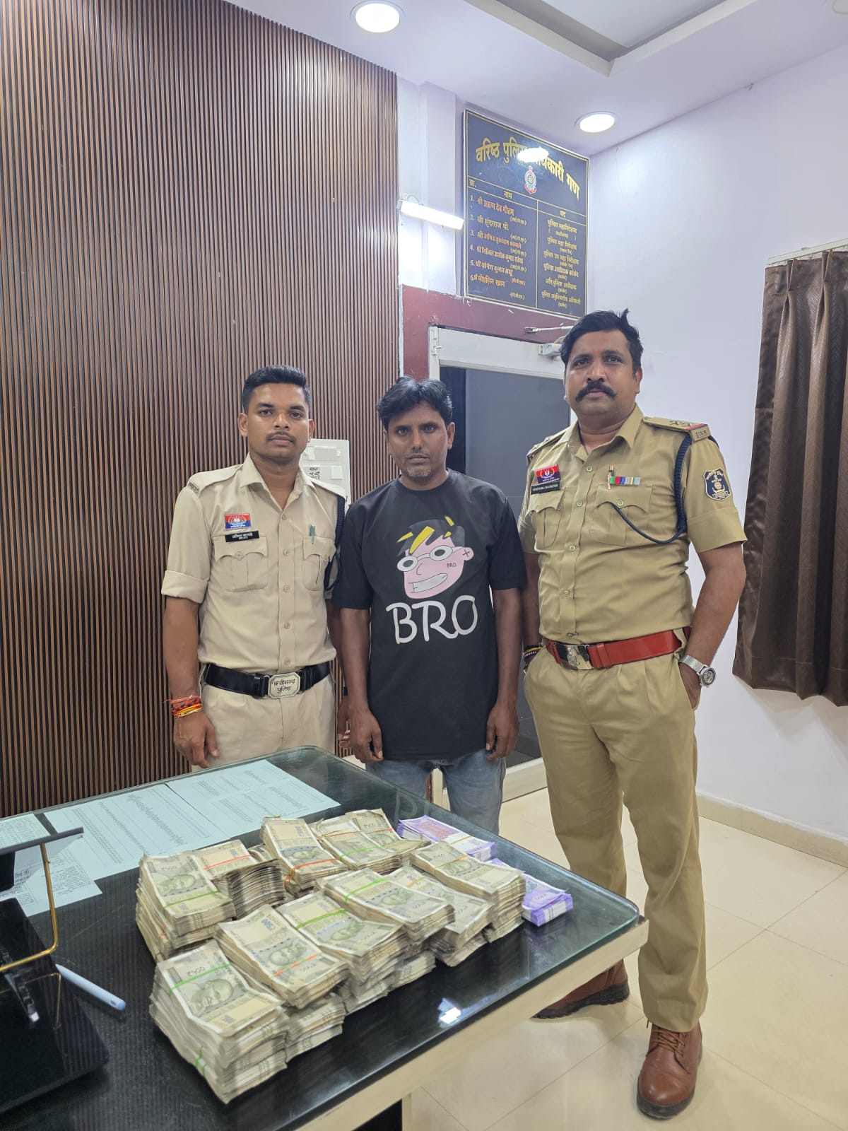 21 लाख से अधिक के नगदी रकम के साथ युवक पकड़ाया, आयकर विभाग को सौंपा गया मामला