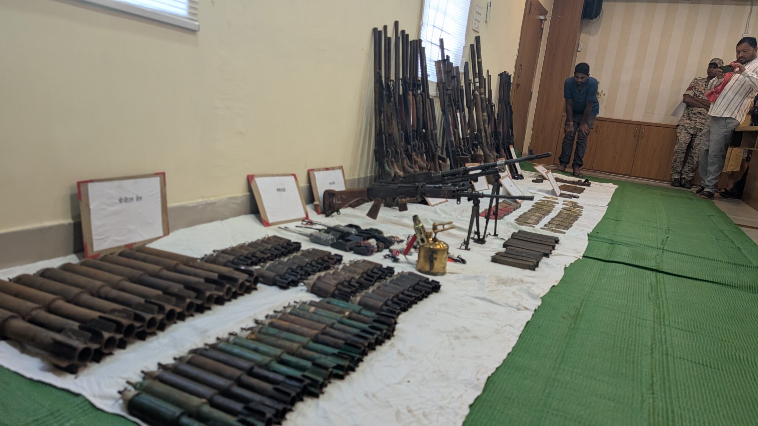 50 हथियार, 10 आईईडी समेत भारी मात्रा में नक्सल डंप बरामद, बस्तर के जंगलों में दफन मौत के सामान ढूंढने दिन रात एक कर रही पुलिस