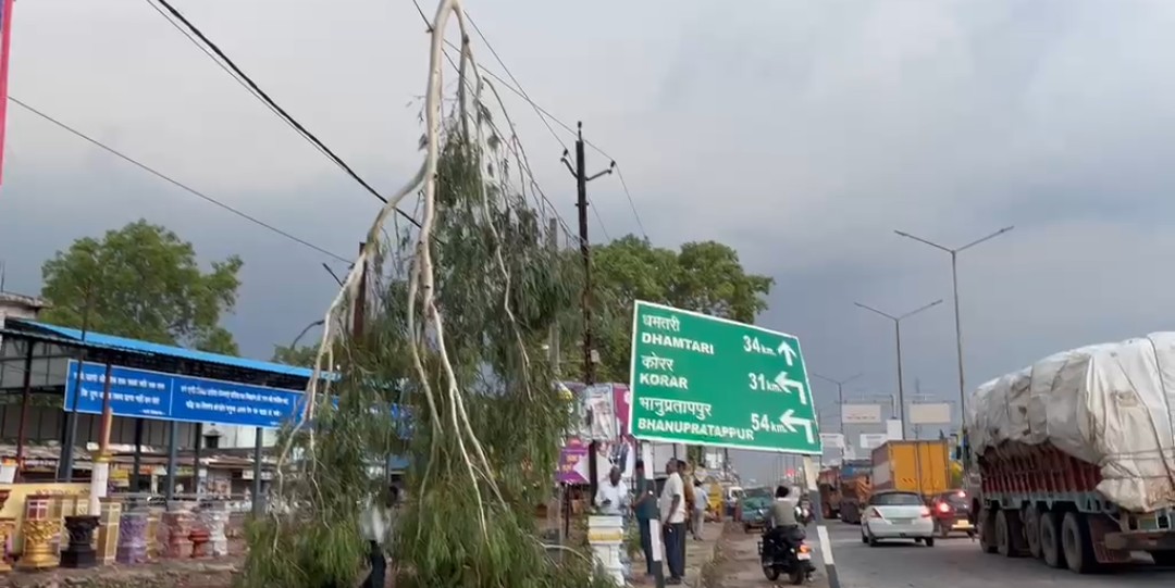 जिले के कई हिस्से में तेज आंधी तूफान का कहर,चारामा के पास नेशनल हाईवे 30 में पेड़ गिरा,