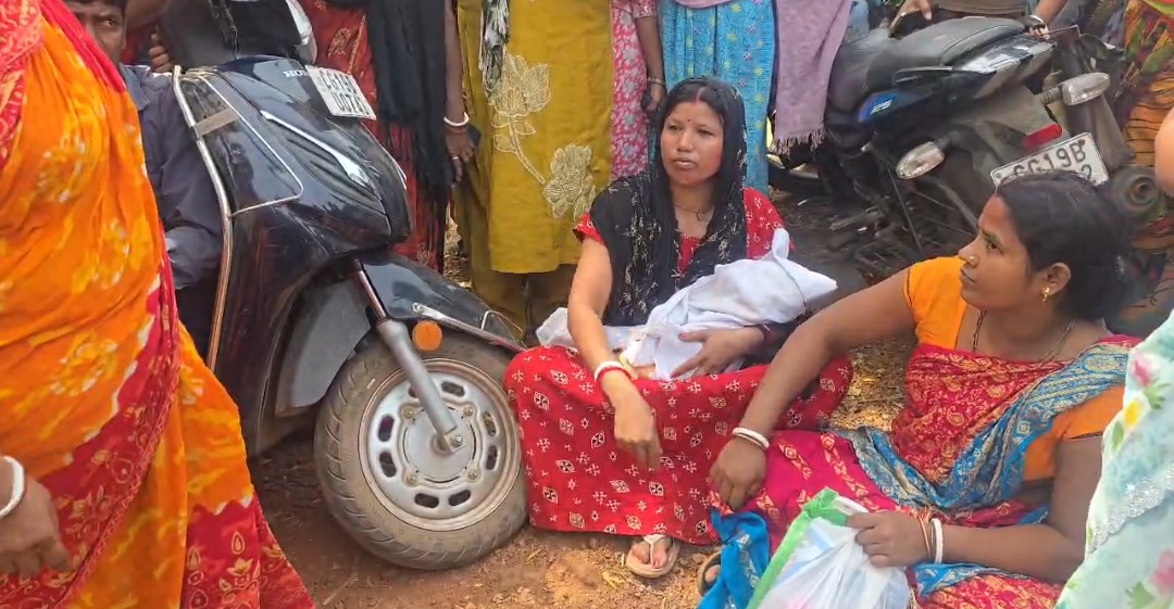 डेढ़ माह की मासूम की मौत, डॉक्टर पर लापरवाही का आरोप, परिजनों और ग्रामीणों ने अस्पताल में की तोड़फोड़, सामान सड़क पर फेंका