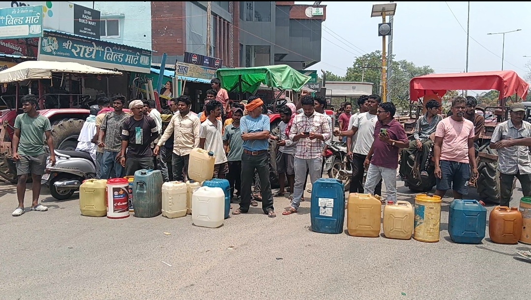 खेती का समय नजदीक और पंपों में डीजल खत्म, किसान सड़क पर उतरे,
