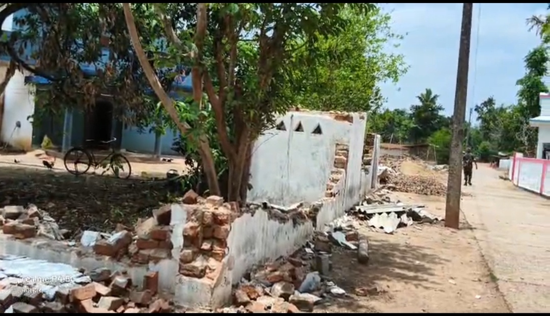 जिले में नहीं थम रहा धर्मांतरण  विवाद, महिला का आरोप मूल धर्म में वापसी का बनाया दबाव,इंकार किया तो घर की बाउंड्रीवाल तोड़ी