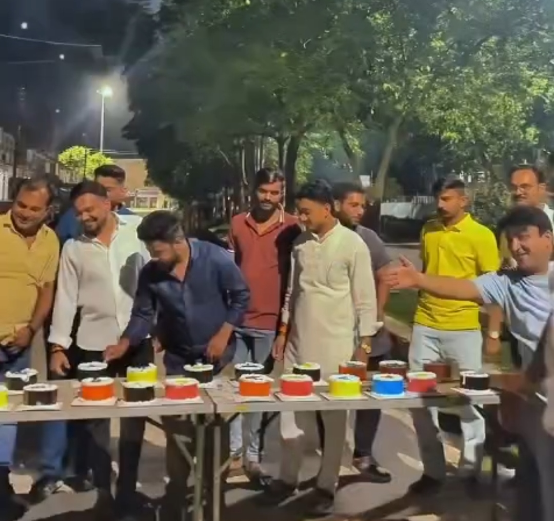 भाजपा नेता ने सड़क पर काटा केक,पुलिस और प्रशासन दोनों मौन
