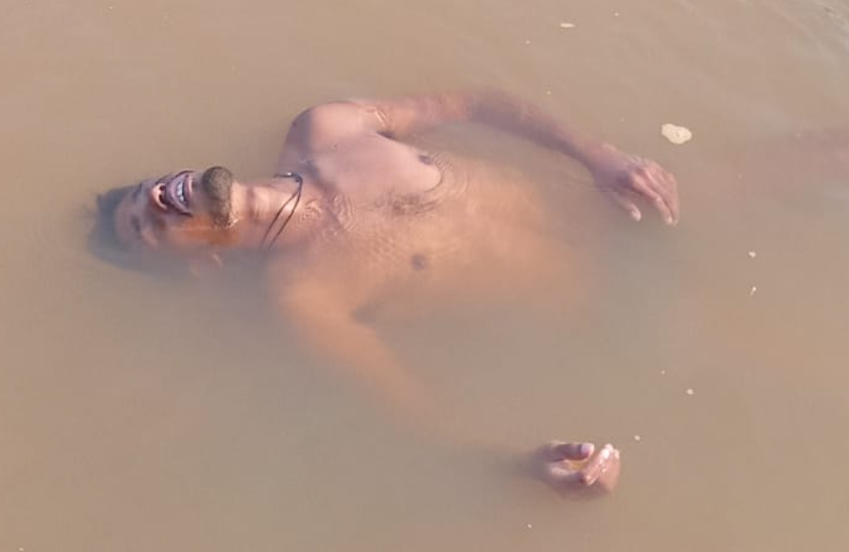नदी में एक घंटे तक बेसुध पड़ा रहा युवक, लोगों ने समझा डूबकर मौत हो गई ,लेकिन जिंदा मिला युवक,पढ़िए ये रोचक खबर
