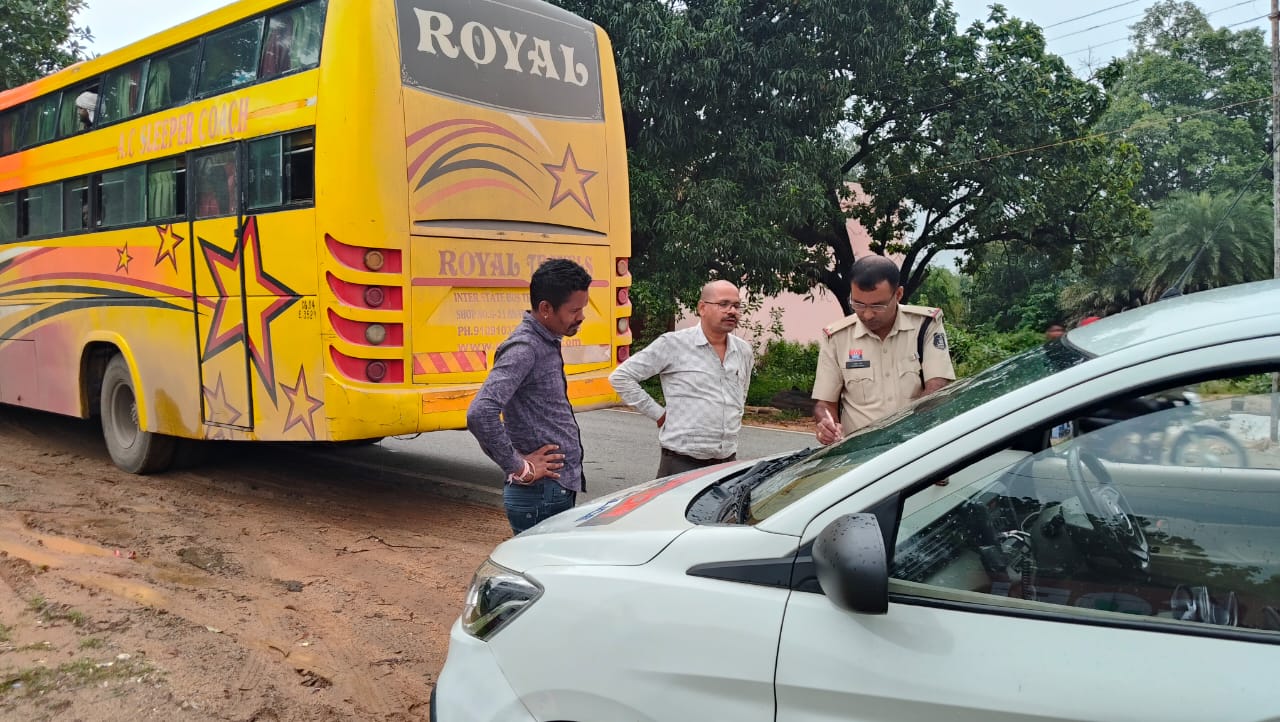 बसों की बेलगाम रफ्तार और मनमानी पर कसा ट्रैफिक पुलिस का शिंकजा, 11 बसों पर कार्यवाही