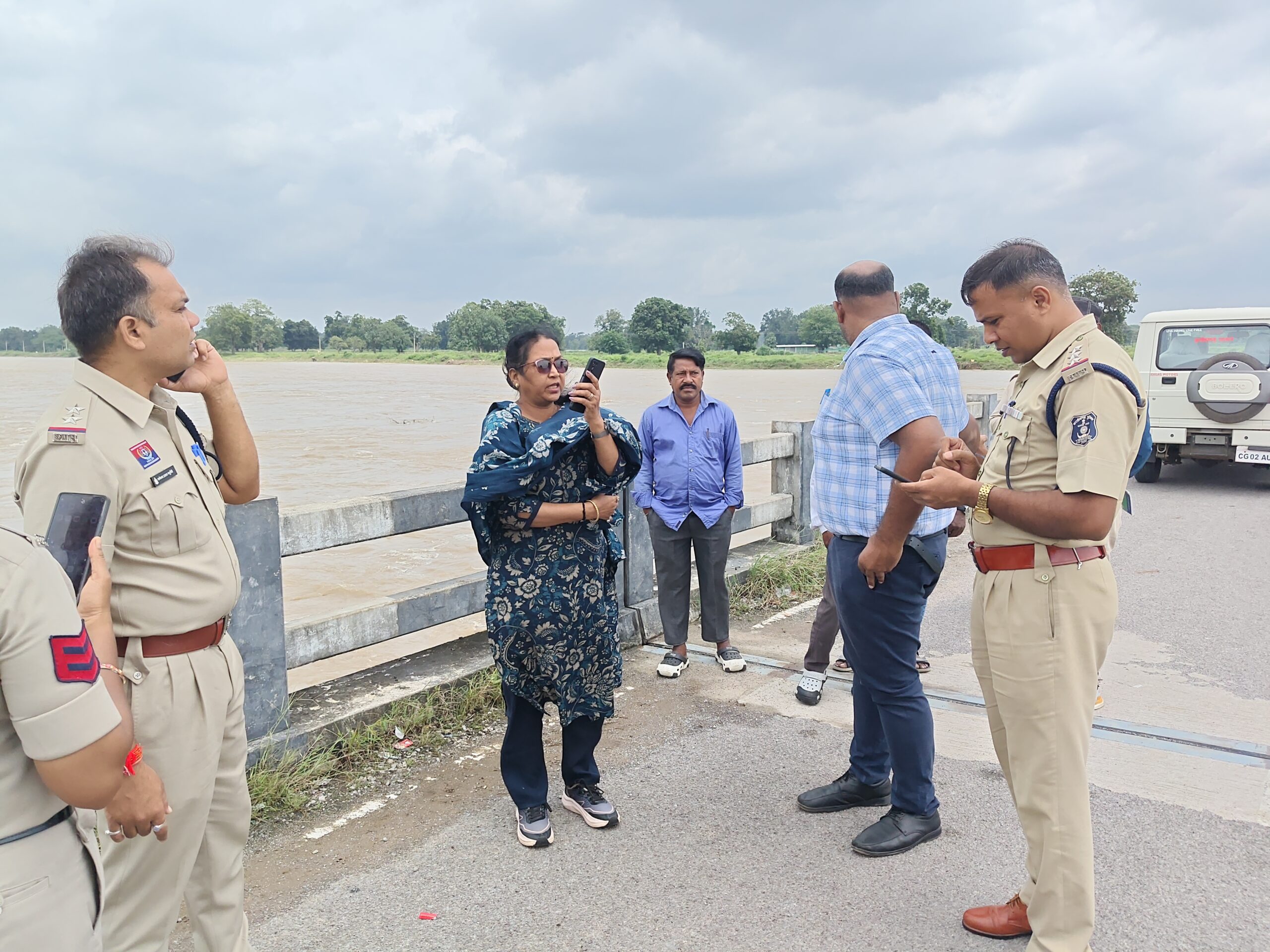 महानदी पूल से ग्रामीण ने लगाई छलांग, तलाश में जुटी नगर सेना और पुलिस की टीम
