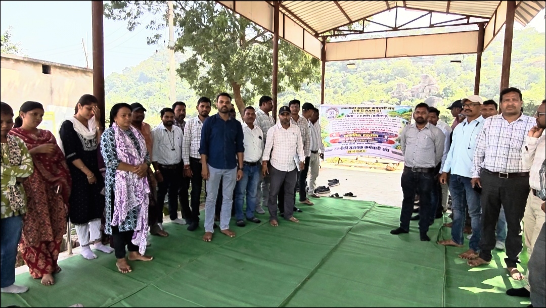 नियमतीकरण और सम्मान की लड़ाई पर उतरे जी राम जी के तकनीकी सहायक, 15 दिन में वादे पूरे करने वाली सरकार क्यों भूली,पूछ रहे सवाल